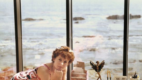 Joel SternfeldA Woman at Home in Malibu After Exercising, California, August 1988aus der Serie: Stranger PassingC-print46 1/2 x 38 inches (118.11 x 96.52 cm)© Courtesy of the artist and Luhring Augustine, New York, 2011