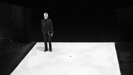 Samuel Beckett bei den Dreharbeiten von «Quad». Südwestrundfunk, Stuttgart, 1981 / © Hugo Jehle