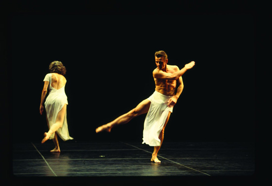 Trisha Brown and Mikhail Baryshnikov in «You can see us», included in «Trisha Brown at 25: Post Modern and Beyond», 1996. Photo: Dan Rest