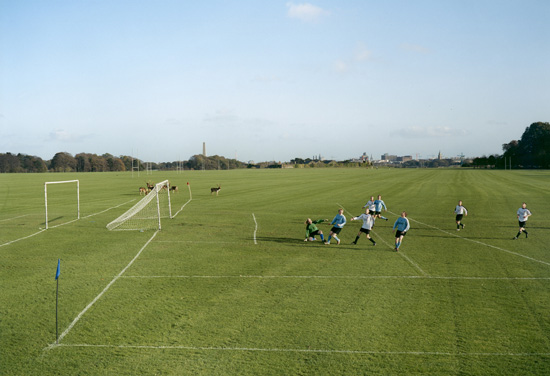 Hans van der Meer. Albion FC – Echo Celtic, 3 – 2. Leinster Senior League, Dalton Cup 1st round. Dublin, Irland, 05-11-2005. Aus der Serie «Spielfelder – Landschaft des Amateur-Fussballs in Europa». C-Print auf Aluminium, 47,5 x 70 cm. © Hans van der Meer