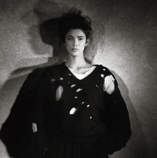 Rei Kawakubo (Japan, geboren 1942) für Comme des Garçons (Japan, gegründet 1969), 1982. Courtesy of The Metropolitan Museum of Art, Photograph by Peter Lindbergh