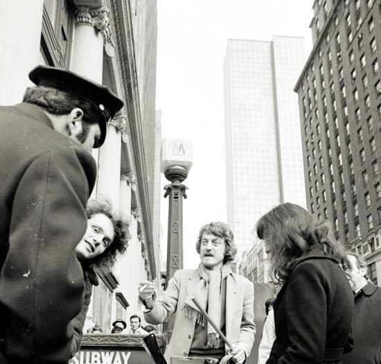 Dieter Meier, Two Words, 1971 Performance, 25.2.1971, 57th Street/8th Avenue, Manhattan, New York City / Foto: Jean Haubensak