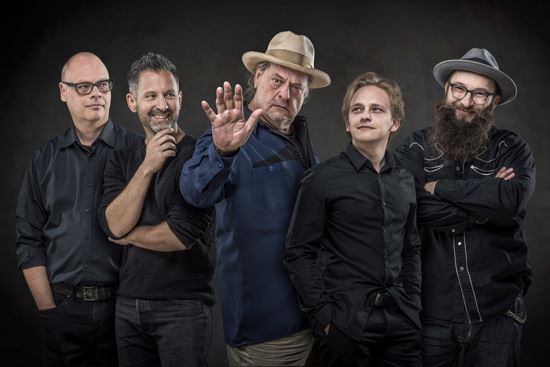 Die neue Tourband von Stiller Has: Roman Wyss, Andi Pupato, Endo Anaconda, Andreas Wyss und Boris Klecic. Foto: © Michael Schär