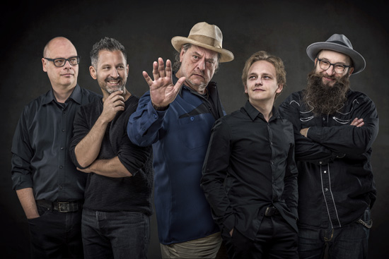 Die neue Tourband von Stiller Has: Roman Wyss, Andi Pupato, Endo Anaconda, Andreas Wyss und Boris Klecic. Foto: © Michael Schär